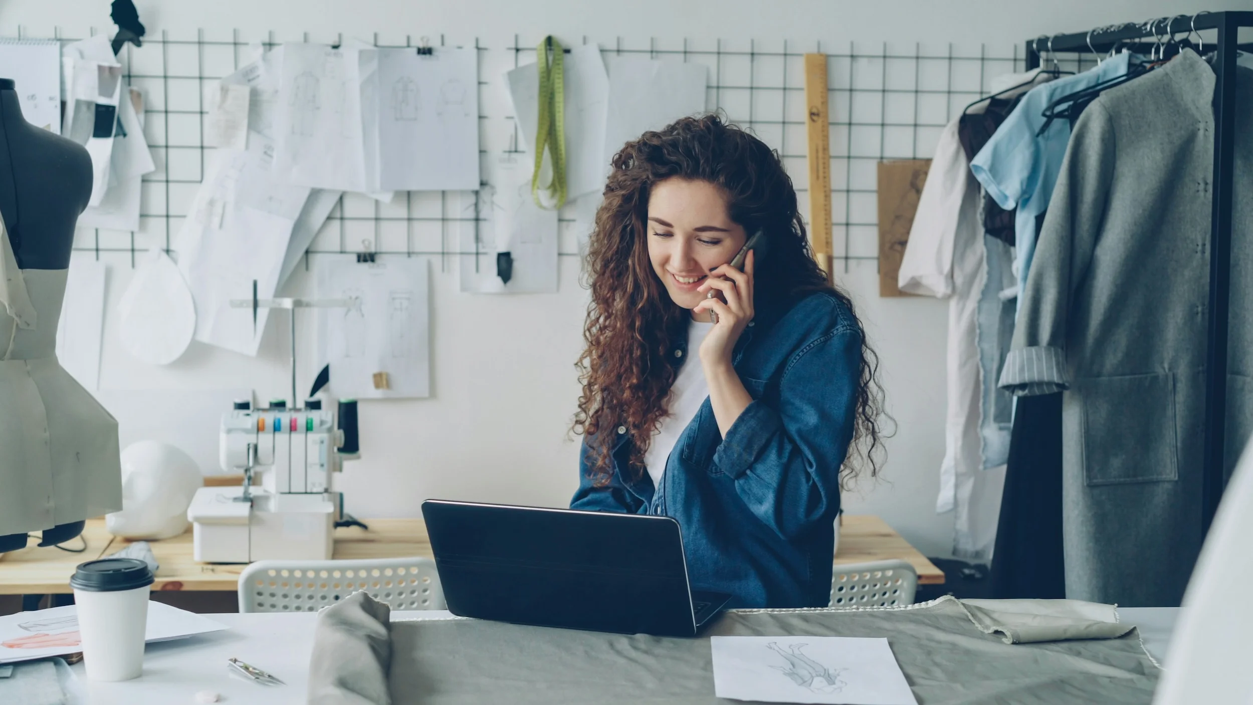 Entrepreneur travaillant le référencement de son site